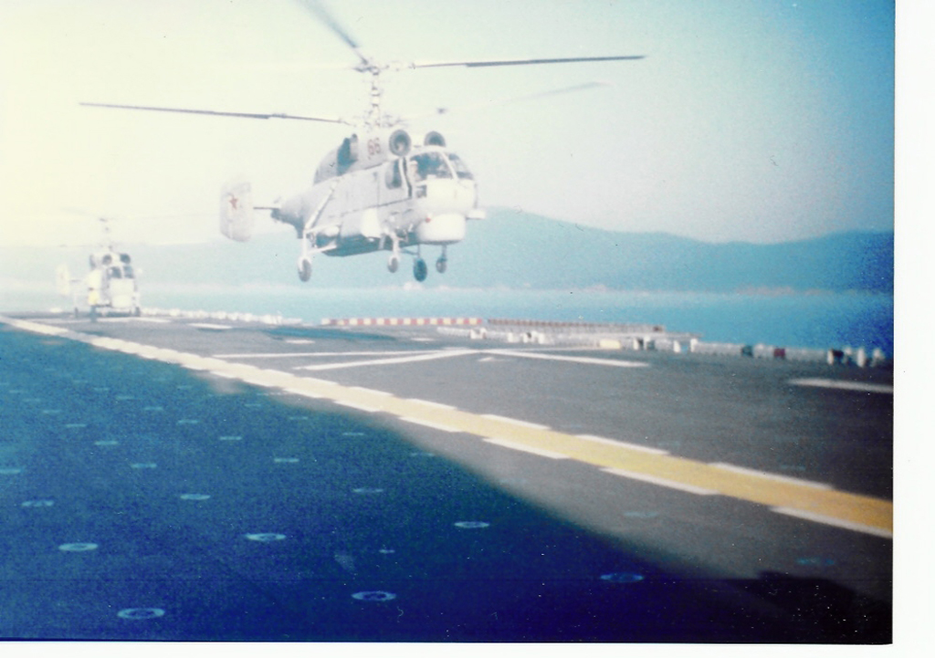 Ka27 Helix lands on USS Belleau Wood in Vladivostok 02