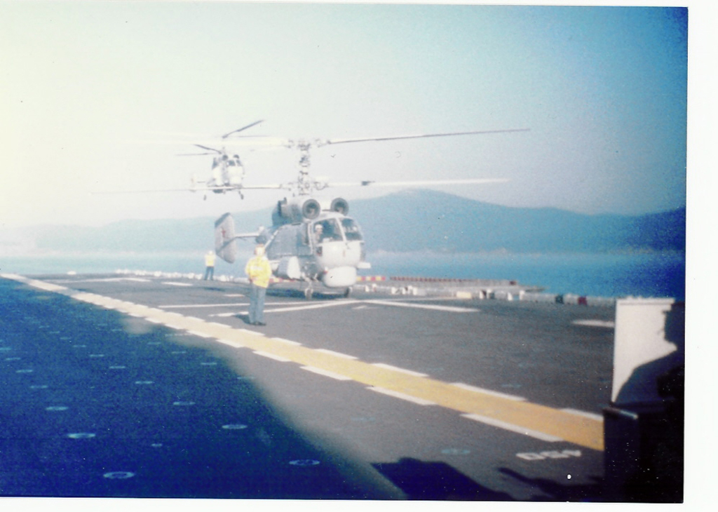 Ka27 Helix lands on USS Belleau Wood in Vladivostok 03